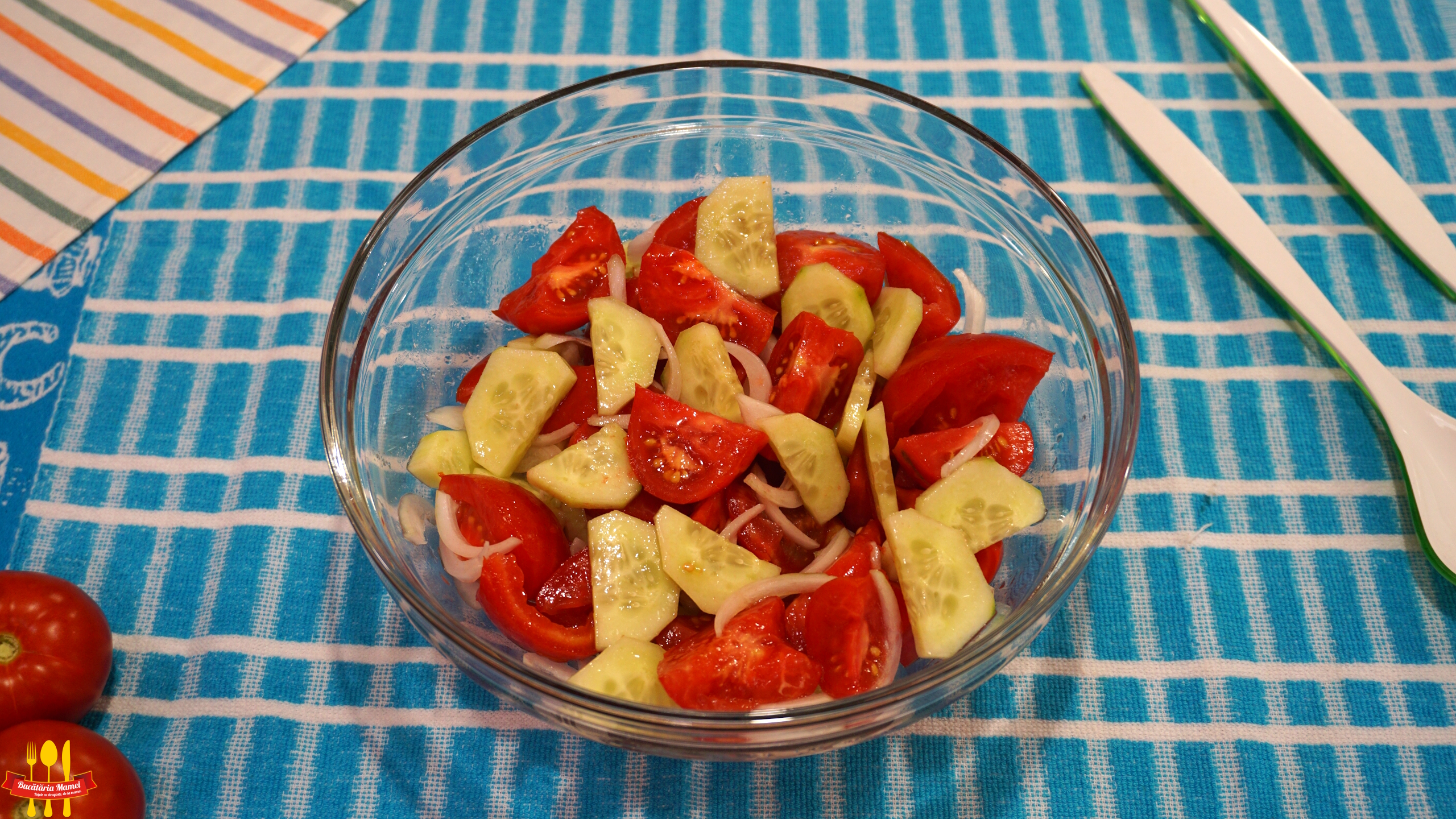 Salată de Roșii Clasică cu Castraveți și Ceapă