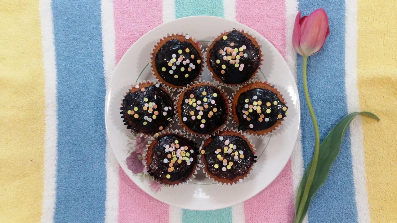 Brioșe cu Fulgi de Ciocolată