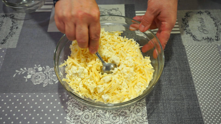 2 - Turte Umplute cu Brânză și Cașcaval