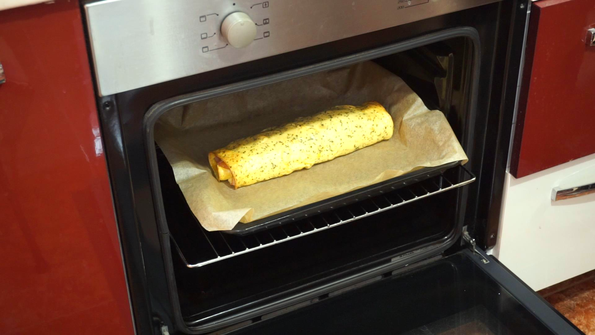 Ruladă din Omletă cu Cașcaval și Șuncă Presată - Bucătăria Mamei