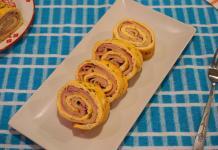 Ruladă din Omletă cu Cașcaval și Șuncă Presată Ruladă din Omletă cu Cașcaval și Șuncă Presată