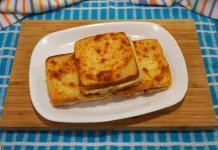 Sandwich Aperitiv cu Șuncă Presată și Mozzarella Sandwich Aperitiv cu Șuncă Presată și Mozzarella