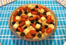 Salată de Paste cu Roșii Cherry și Cașcaval Salată de Paste cu Roșii Cherry și Cașcaval