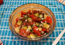 Salată de Vară cu Roșii și Ardei Salată de Vară cu Roșii și Ardei