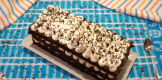 Prăjitură cu Blat de Cacao și Cremă din Frișcă și Mascarpone Prăjitură cu Blat de Cacao și Cremă din Frișcă și Mascarpone